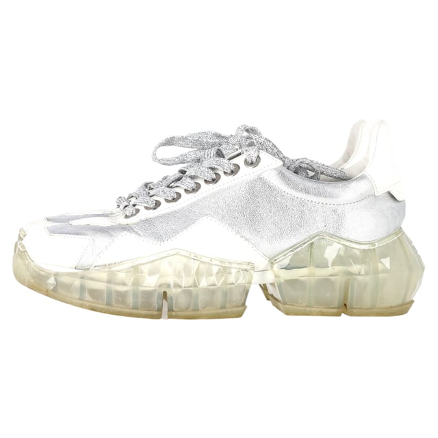 VINTAGE, RRP AS NEW
Jimmy Choo The Diamond Sneakers in Silver and White Leather – Sparkle With Every Step

The Jimmy Choo The Diamond Sneakers in silver and white leather exude luxury while offering an effortlessly chic, sporty aesthetic. Featuring a combination of soft white leather and striking silver accents, these sneakers are perfect for adding a touch of glamour to your everyday outfits. Whether you’re running errands or meeting friends for brunch, these shoes make sure you shine with every move.

Jimmy Choo The Diamond Sneakers in Silver and White Leather
Condition: Very good
Signs of wear: Minor markings, Lightly used but very well maintained. Minor mark at soles & creasing, light scuffing at the soles and heels.
Packaging: None
Color: White | silver
Material: Leather
Size: EU | 38.5/IT38.5/US8.UK5
Measurements: Heel height: 60; Insole length: 300
SKU: NAPPUGBSH453383W