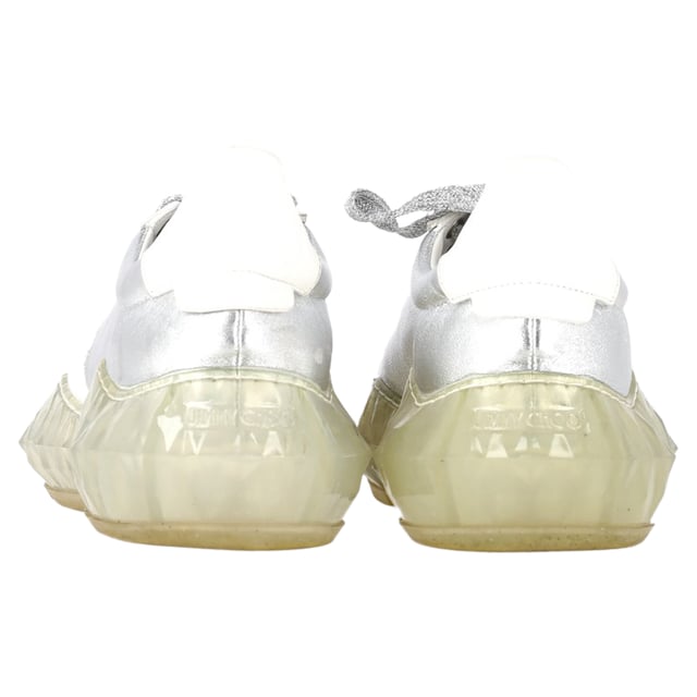 VINTAGE, RRP AS NEW
Jimmy Choo The Diamond Sneakers in Silver and White Leather – Sparkle With Every Step

The Jimmy Choo The Diamond Sneakers in silver and white leather exude luxury while offering an effortlessly chic, sporty aesthetic. Featuring a combination of soft white leather and striking silver accents, these sneakers are perfect for adding a touch of glamour to your everyday outfits. Whether you’re running errands or meeting friends for brunch, these shoes make sure you shine with every move.

Jimmy Choo The Diamond Sneakers in Silver and White Leather
Condition: Very good
Signs of wear: Minor markings, Lightly used but very well maintained. Minor mark at soles & creasing, light scuffing at the soles and heels.
Packaging: None
Color: White | silver
Material: Leather
Size: EU | 38.5/IT38.5/US8.UK5
Measurements: Heel height: 60; Insole length: 300
SKU: NAPPUGBSH453383W