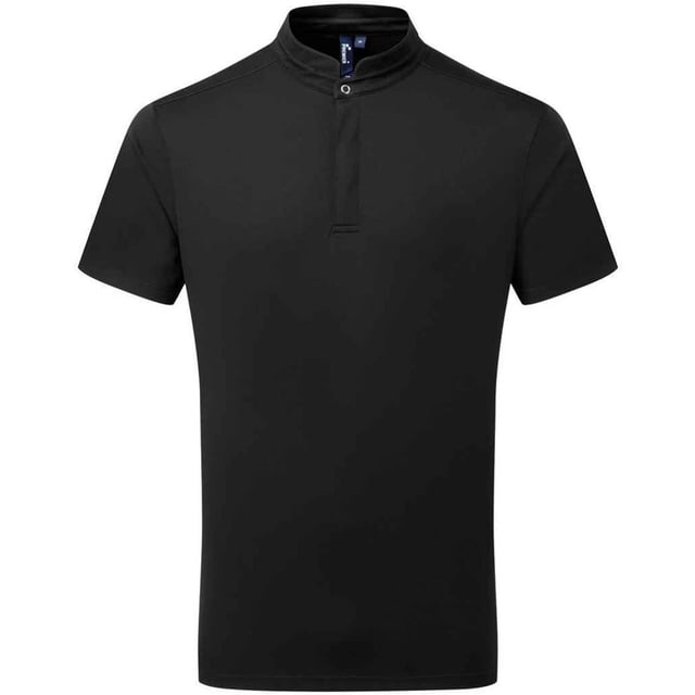 100% gerecycleerd polyester. Ontwerp: Eenvoudig. 155gsm. Stoftechnologie: Ademend, Coolchecker, Vochtafvoerend. 2 knoopsluiting, schortknoop achteraan de hals, verborgen knoop, gaas achterpaneel, zijsplit, tweelingnaaldssteek. Zakken: Pennenzak. Halslijn: Band, Mandarijnkraag. Bevestiging: Drukknoop. Mouwtype: Korte mouwen. Duurzaamheid: WRAP Gecertificeerd.