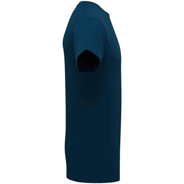100% Gekämmte, ringgesponnene Bio-Baumwolle. Design: Unifarben. Selbstgewebtes Schulter-zu-Schulter-Band, Abreiß-Etikett, Ärmel mit Doppelnaht. Passform: Klassisch. GSM (Gramm pro Quadratmeter): 180. Nachhaltigkeit: Amfori-Freigabe, Better Cotton Initiative, BSCI, Verein für faire Arbeit, Oeko-Tex Standard 100 zertifiziert. Rundhalsausschnitt, Gerippter Kragen. Kurzärmlig. Saum: Doppelnähte. S: 93,98 cm. M: 102 cm. L: 109 cm. XL: 116,84 cm. XXL: 124,46 cm. 3XL: 132 cm.