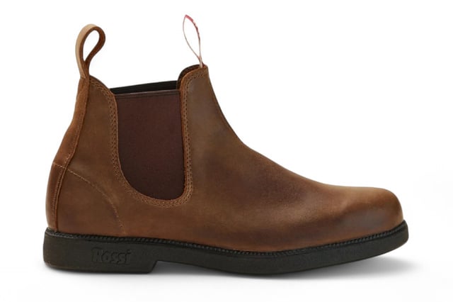 Botines Chelsea de piel marrón rústica Rossi 607 Booma Presentamos las botas Rossi 607 Booma, una fusión perfecta de estilo, durabilidad y rendimiento inigualable. Estas botas Chelsea, confeccionadas con cuero de grano completo marrón de primera calidad con un llamativo refuerzo burdeos, están diseñadas para satisfacer las demandas de entornos de trabajo difíciles y aventuras urbanas, al mismo tiempo que ofrecen una comodidad excepcional y una estética destacada. Características principales: Construcción de cuero de grano completo de primera calidad: hechas de cuero de grano completo marrón de alta calidad, estas botas brindan una durabilidad excepcional y un aspecto pulido y atemporal que supera a competidores como Blundstone. Llamativos refuerzos y lengüetas de tiro burdeos: los refuerzos elásticos burdeos vibrantes combinados con resistentes lengüetas de tiro no solo elevan el estilo, sino que también hacen que ponerse estas botas sea muy fácil. Suela Mud-Shed Tread: diseñada para exteriores, la innovadora suela Mud-Shed brinda un agarre y una comodidad excepcionales al tiempo que evita la acumulación de escombros, ideal para la agricultura, la jardinería, el paisajismo o cualquier terreno. Suela antideslizante certificada: diseñada para brindar estabilidad en superficies resbaladizas o irregulares, lo que garantiza la máxima seguridad en cualquier entorno, desde senderos fangosos hasta pisos pulidos. Resistencia al aceite y al ácido: con una suela que resiste al aceite y al ácido, estas botas son perfectamente adecuadas para trabajos exigentes en granjas, fábricas, cocinas y otros lugares de trabajo desafiantes. Interior forrado en cuero: el forro de cuero transpirable ofrece una comodidad superior, manteniendo sus pies frescos y sujetos durante largas horas de uso. La bota Chelsea Rossi Boots 607 Booma es más que un simple calzado: es una compañera versátil diseñada para los desafíos más difíciles de la vida y los momentos más elegantes. Desde los caminos de tierra del campo hasta las bulliciosas calles de la ciudad, estas botas brindan la combinación perfecta de funcionalidad resistente y sofisticación moderna. Con sus distintivos acentos burdeos, artesanía duradera y comodidad durante todo el día, la 607 Booma es la mejor opción para aquellos que exigen estilo y rendimiento en cada paso.