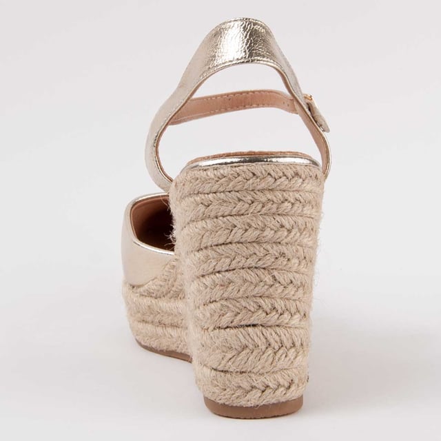 Alpargata de cuña para mujer. Calce cómodo. Fabricado por otras marcas para nuestra marca. Medidas aproximadas: 10 cm tacón y 3 cm plataforma.