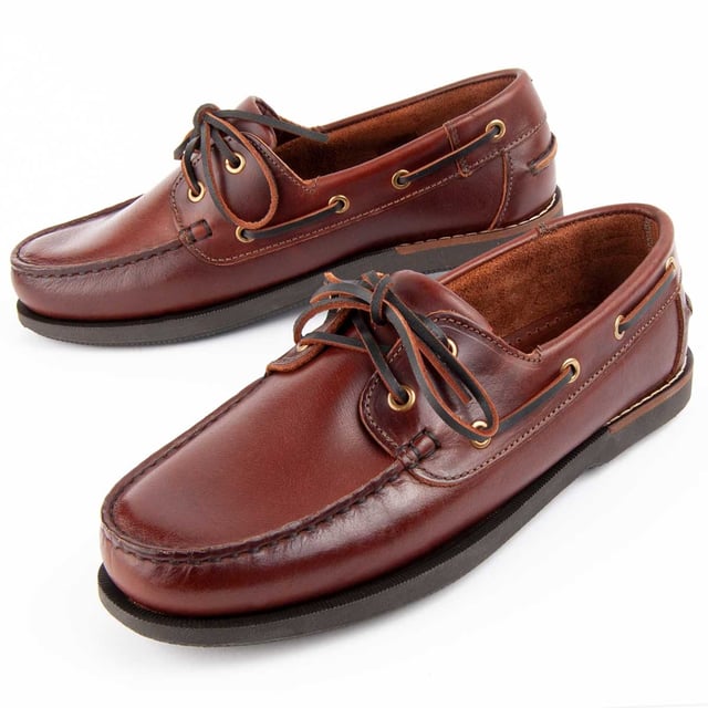 Purapiel warranty, 10 years of guarantee. Casual boat shoe for men. Made of 100% natural leather free of Chromium VI. Highest quality materials. Handcrafted stitching. Non-slip rubber sole. Manufactured by other brands for our brand.