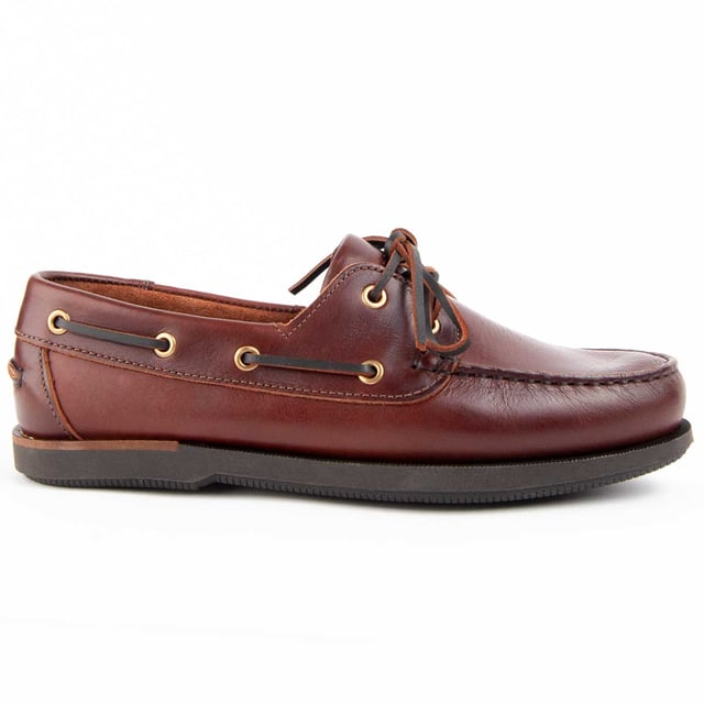 Purapiel warranty, 10 years of guarantee. Casual boat shoe for men. Made of 100% natural leather free of Chromium VI. Highest quality materials. Handcrafted stitching. Non-slip rubber sole. Manufactured by other brands for our brand.