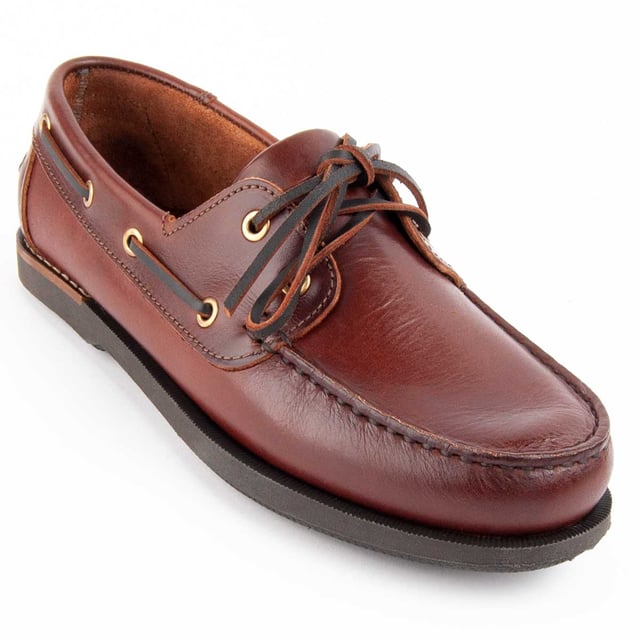 Purapiel warranty, 10 years of guarantee. Casual boat shoe for men. Made of 100% natural leather free of Chromium VI. Highest quality materials. Handcrafted stitching. Non-slip rubber sole. Manufactured by other brands for our brand.