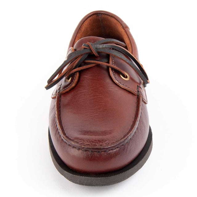 Purapiel warranty, 10 years of guarantee. Casual boat shoe for men. Made of 100% natural leather free of Chromium VI. Highest quality materials. Handcrafted stitching. Non-slip rubber sole. Manufactured by other brands for our brand.