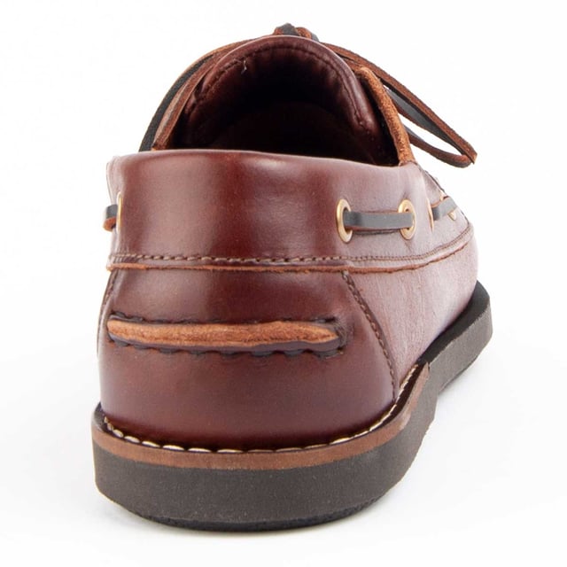 Purapiel warranty, 10 years of guarantee. Casual boat shoe for men. Made of 100% natural leather free of Chromium VI. Highest quality materials. Handcrafted stitching. Non-slip rubber sole. Manufactured by other brands for our brand.