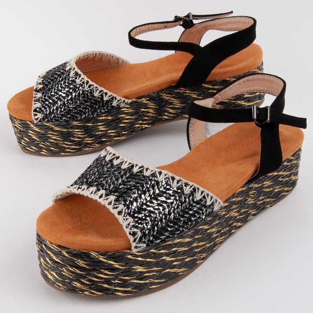 Platform sandaal voor dames. Comfortabele pasvorm. Gefabriceerd door andere merken voor ons merk. Ongeveer afmetingen: 4 cm platform.