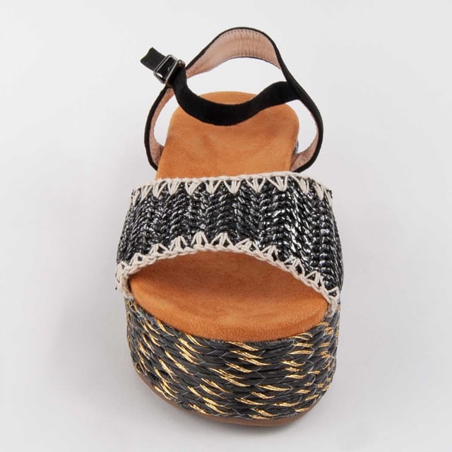 Platform sandaal voor dames. Comfortabele pasvorm. Gefabriceerd door andere merken voor ons merk. Ongeveer afmetingen: 4 cm platform.