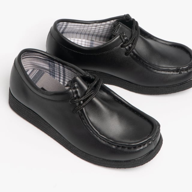 Perfect for school, these Apron junior shoes from Route21 boast a premium leather upper in a classic silhouette, with a comfortable footbed and secure lace fastening.- Coated Action Leather
- Textile lining
- 2-eyelet lace fastening
- Padded ankle collar
- Wedge TR Sole