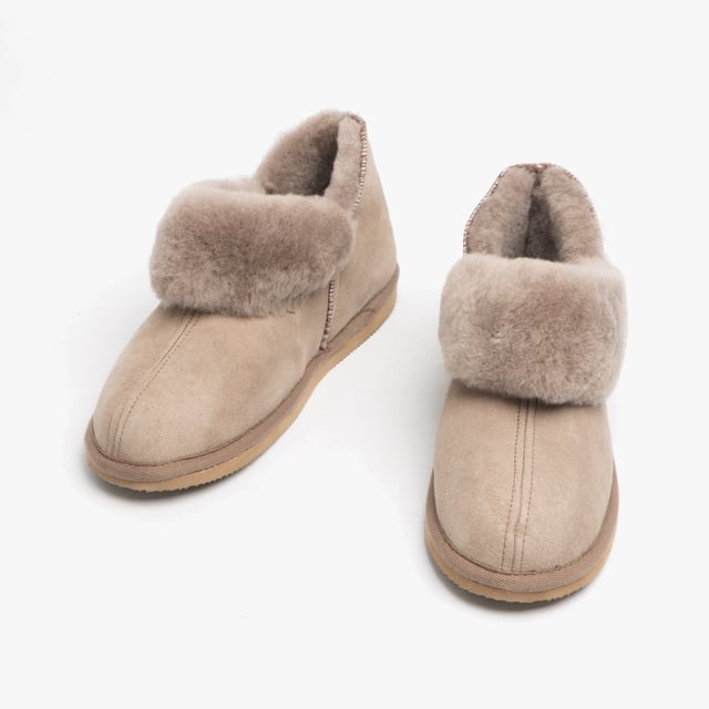 Shepherd Shepherd KARIN Womens Sheepskin Slipper Boots Stone

 Upper Material: Sheepskin

Lining Material: Sheepskin

Sole Material: EVA

Closure/Fastening: Pull-On

Features: Warm Lining

Toe Shape: Round

Shoe Width: Regular

Item Weight: 0.58 KG

Heel Height: Flat (Under 2.5cm)

Shoe Shaft Height: Ankle

Slipper Style: Slipper Boot

Gift Boxed: No
Product Code: 464025