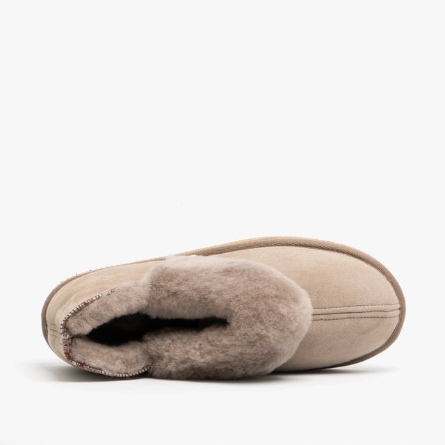 Shepherd Shepherd KARIN Womens Sheepskin Slipper Boots Stone

 Upper Material: Sheepskin

Lining Material: Sheepskin

Sole Material: EVA

Closure/Fastening: Pull-On

Features: Warm Lining

Toe Shape: Round

Shoe Width: Regular

Item Weight: 0.58 KG

Heel Height: Flat (Under 2.5cm)

Shoe Shaft Height: Ankle

Slipper Style: Slipper Boot

Gift Boxed: No
Product Code: 464025
