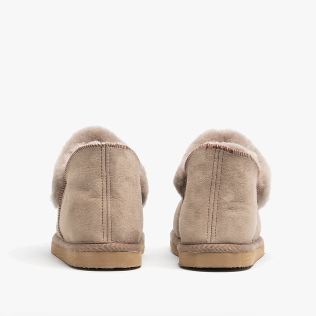 Shepherd Shepherd KARIN Womens Sheepskin Slipper Boots Stone

 Upper Material: Sheepskin

Lining Material: Sheepskin

Sole Material: EVA

Closure/Fastening: Pull-On

Features: Warm Lining

Toe Shape: Round

Shoe Width: Regular

Item Weight: 0.58 KG

Heel Height: Flat (Under 2.5cm)

Shoe Shaft Height: Ankle

Slipper Style: Slipper Boot

Gift Boxed: No
Product Code: 464025