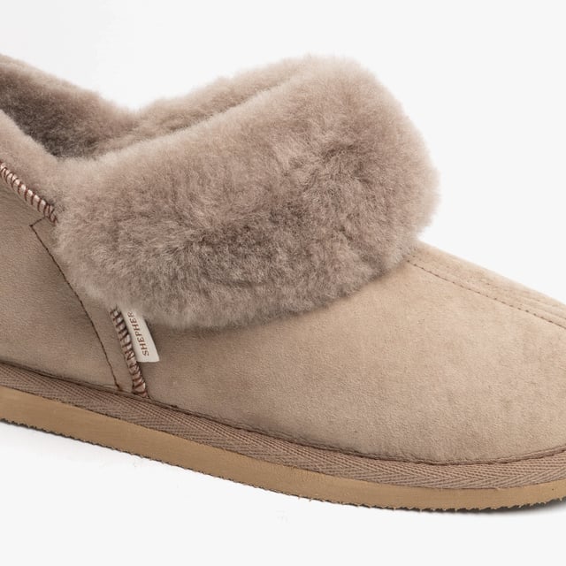 Shepherd Shepherd KARIN Womens Sheepskin Slipper Boots Stone

 Upper Material: Sheepskin

Lining Material: Sheepskin

Sole Material: EVA

Closure/Fastening: Pull-On

Features: Warm Lining

Toe Shape: Round

Shoe Width: Regular

Item Weight: 0.58 KG

Heel Height: Flat (Under 2.5cm)

Shoe Shaft Height: Ankle

Slipper Style: Slipper Boot

Gift Boxed: No
Product Code: 464025