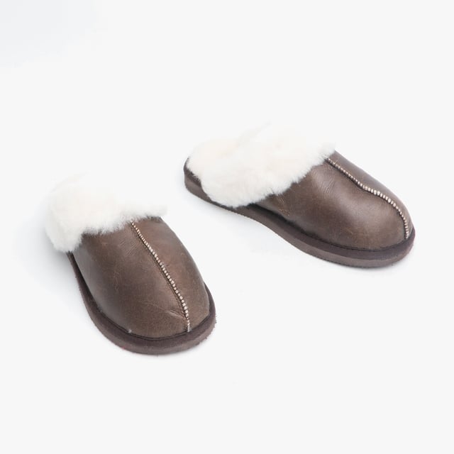 Shepherd Shepherd JESSICA Womens Sheepskin Mules Oiled Antique

 Upper Material: Sheepskin

Lining Material: Sheepskin

Sole Material: EVA

Closure/Fastening: Slip-On

Features: Warm Lining

Toe Shape: Round

Shoe Width: Regular

Item Weight: 0.54 KG

Heel Height: Flat (Under 2.5cm)

Slipper Style: Mule

Gift Boxed: No
Product Code: 468053