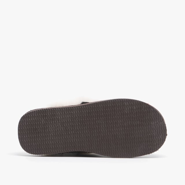 Shepherd Shepherd JESSICA Womens Sheepskin Mules Oiled Antique

 Upper Material: Sheepskin

Lining Material: Sheepskin

Sole Material: EVA

Closure/Fastening: Slip-On

Features: Warm Lining

Toe Shape: Round

Shoe Width: Regular

Item Weight: 0.54 KG

Heel Height: Flat (Under 2.5cm)

Slipper Style: Mule

Gift Boxed: No
Product Code: 468053