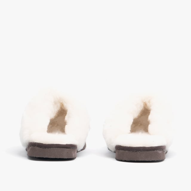 Shepherd Shepherd JESSICA Womens Sheepskin Mules Oiled Antique

 Upper Material: Sheepskin

Lining Material: Sheepskin

Sole Material: EVA

Closure/Fastening: Slip-On

Features: Warm Lining

Toe Shape: Round

Shoe Width: Regular

Item Weight: 0.54 KG

Heel Height: Flat (Under 2.5cm)

Slipper Style: Mule

Gift Boxed: No
Product Code: 468053