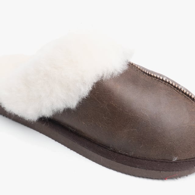 Shepherd Shepherd JESSICA Womens Sheepskin Mules Oiled Antique

 Upper Material: Sheepskin

Lining Material: Sheepskin

Sole Material: EVA

Closure/Fastening: Slip-On

Features: Warm Lining

Toe Shape: Round

Shoe Width: Regular

Item Weight: 0.54 KG

Heel Height: Flat (Under 2.5cm)

Slipper Style: Mule

Gift Boxed: No
Product Code: 468053