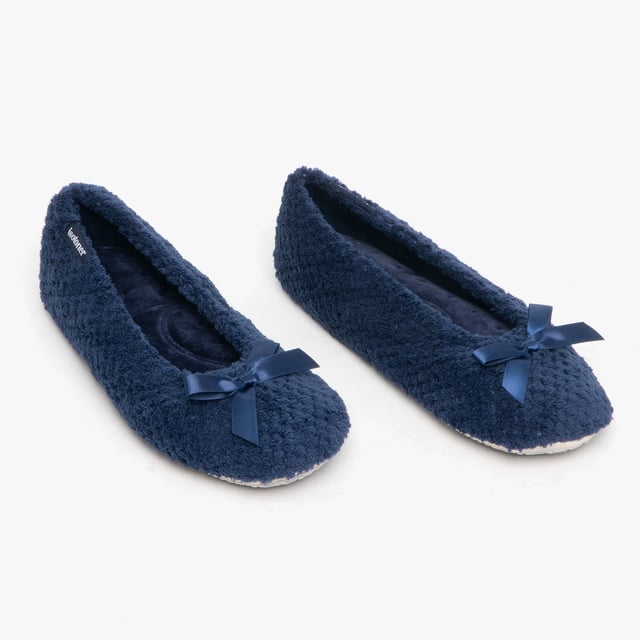 Totes Isotoner Totes Isotoner POPCORN Womens Ballet Slippers Navy

 Upper Material: Textile

Lining Material: Synthetic

Sole Material: Synthetic

Closure/Fastening: Slip-On

Features: Lightweight,Comfort

Toe Shape: Round

Shoe Width: Regular

Item Weight: 0.5 KG

Heel Height: Flat (Under 2.5cm)

Slipper Style: Full Slipper

Gift Boxed: No
Product Code: 98972/NAV