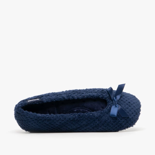 Totes Isotoner Totes Isotoner POPCORN Womens Ballet Slippers Navy

 Upper Material: Textile

Lining Material: Synthetic

Sole Material: Synthetic

Closure/Fastening: Slip-On

Features: Lightweight,Comfort

Toe Shape: Round

Shoe Width: Regular

Item Weight: 0.5 KG

Heel Height: Flat (Under 2.5cm)

Slipper Style: Full Slipper

Gift Boxed: No
Product Code: 98972/NAV