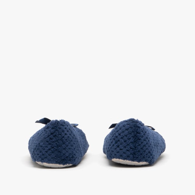 Totes Isotoner Totes Isotoner POPCORN Womens Ballet Slippers Navy

 Upper Material: Textile

Lining Material: Synthetic

Sole Material: Synthetic

Closure/Fastening: Slip-On

Features: Lightweight,Comfort

Toe Shape: Round

Shoe Width: Regular

Item Weight: 0.5 KG

Heel Height: Flat (Under 2.5cm)

Slipper Style: Full Slipper

Gift Boxed: No
Product Code: 98972/NAV