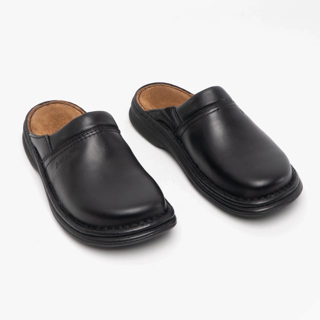 Josef Seibel Josef Seibel MAX Zuecos de Cuero para Hombre Negros

Material de la Parte Superior: Cuero

Material del Forro: Cuero

Material de la Suela: Poliuretano

Cierre/Sujeción: Sin Cierre

Características: Confortable, Transpirable

Forma del Dedo: Redonda

Anchura del Zapato: Regular

Peso del Artículo: 1 KG

Altura del Tacón: Plano (menos de 2.5 cm)

Estilo de Sandalia: Sandalias

Estilo de Pantufla: Mule

En Caja de Regalo: No  
Código del Producto: 10663-37600