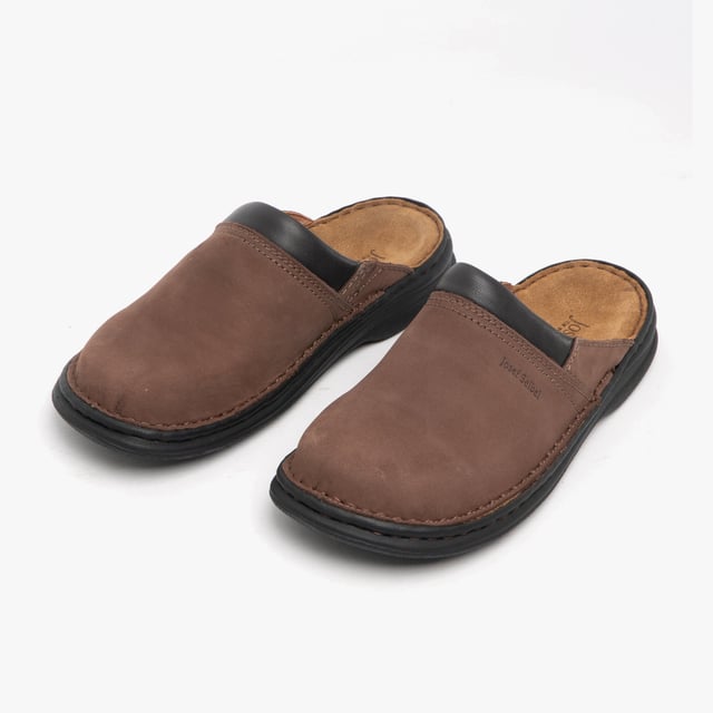 Josef Seibel MAX Zuecos de Piel Nubuck para Hombre Brasil

Material Superior: Nubuck

Material del Forro: Piel

Material de la Suela: Poliuretano

Cierre/Fijación: Sin Cierre

Características: Confort, Transpirable

Forma de la Punta: Redonda

Ancho del Calzado: Regular

Peso del Artículo: 1 KG

Altura del Tacón: Plano (Menos de 2.5cm)

Estilo de Sandalia: Sandalias

Estilo de Pantufla: Mule

Empaque para Regalo: No  
Código del Producto: 10663-11340