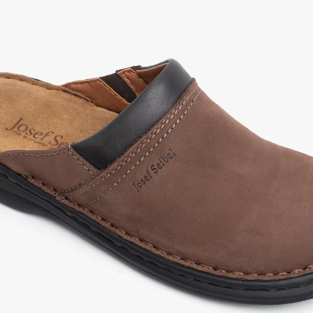 Josef Seibel MAX Zuecos de Piel Nubuck para Hombre Brasil

Material Superior: Nubuck

Material del Forro: Piel

Material de la Suela: Poliuretano

Cierre/Fijación: Sin Cierre

Características: Confort, Transpirable

Forma de la Punta: Redonda

Ancho del Calzado: Regular

Peso del Artículo: 1 KG

Altura del Tacón: Plano (Menos de 2.5cm)

Estilo de Sandalia: Sandalias

Estilo de Pantufla: Mule

Empaque para Regalo: No  
Código del Producto: 10663-11340