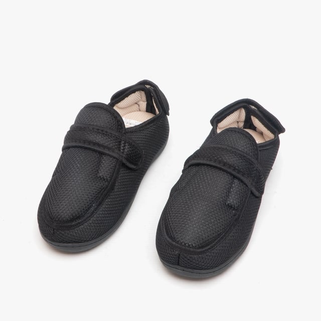 Zedzzz Zedzzz JOSH Mens Super Wide Touch Fasten Slippers Black

 Upper Material: Textile

Lining Material: Fabric

Sole Material: Synthetic

Closure/Fastening: Touch Fasten

Features: Warm Lining

Toe Shape: Round

Shoe Width: Super Wide

Item Weight: 0.52 KG

Heel Height: Flat (Under 2.5cm)

Slipper Style: Full Slipper

Gift Boxed: No
Product Code: MS543A