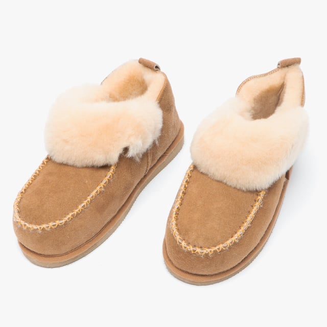 Shepherd Shepherd ALBINA Womens Sheepskin Slipper Boots Chestnut

 Upper Material: Sheepskin

Lining Material: Sheepskin

Sole Material: EVA

Closure/Fastening: Pull-On

Features: Warm Lining

Toe Shape: Round

Shoe Width: Regular

Item Weight: 0.5 KG

Heel Height: Flat (Under 2.5cm)

Shoe Shaft Height: Ankle

Slipper Style: Slipper Boot

Gift Boxed: No
Product Code: 1951056