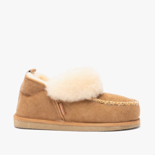 Shepherd Shepherd ALBINA Womens Sheepskin Slipper Boots Chestnut

 Upper Material: Sheepskin

Lining Material: Sheepskin

Sole Material: EVA

Closure/Fastening: Pull-On

Features: Warm Lining

Toe Shape: Round

Shoe Width: Regular

Item Weight: 0.5 KG

Heel Height: Flat (Under 2.5cm)

Shoe Shaft Height: Ankle

Slipper Style: Slipper Boot

Gift Boxed: No
Product Code: 1951056