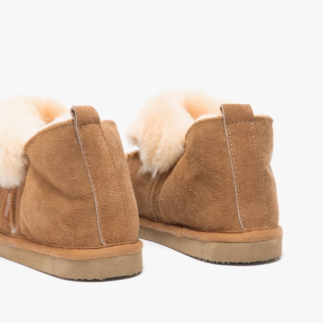 Shepherd Shepherd ALBINA Womens Sheepskin Slipper Boots Chestnut

 Upper Material: Sheepskin

Lining Material: Sheepskin

Sole Material: EVA

Closure/Fastening: Pull-On

Features: Warm Lining

Toe Shape: Round

Shoe Width: Regular

Item Weight: 0.5 KG

Heel Height: Flat (Under 2.5cm)

Shoe Shaft Height: Ankle

Slipper Style: Slipper Boot

Gift Boxed: No
Product Code: 1951056