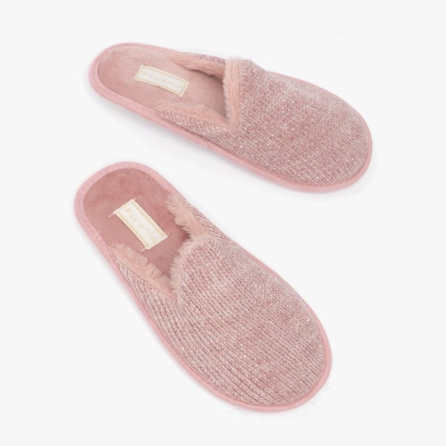 Shuperb Shuperb SPARKLE TESTER Womens Full Slipper Old Pink

 Upper Material: Textile

Lining Material: Textile

Sole Material: Synthetic

Closure/Fastening: Slip-On

Features: Warm Lining,Comfort

Toe Shape: Round

Shoe Width: Regular

Item Weight: 0.5 KG

Heel Height: Flat (Under 2.5cm)

Slipper Style: Mule

Gift Boxed: No
Product Code: V51409.1.35