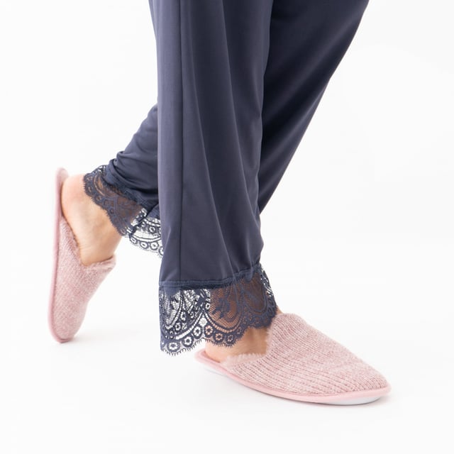 Shuperb Shuperb SPARKLE TESTER Womens Full Slipper Old Pink

 Upper Material: Textile

Lining Material: Textile

Sole Material: Synthetic

Closure/Fastening: Slip-On

Features: Warm Lining,Comfort

Toe Shape: Round

Shoe Width: Regular

Item Weight: 0.5 KG

Heel Height: Flat (Under 2.5cm)

Slipper Style: Mule

Gift Boxed: No
Product Code: V51409.1.35