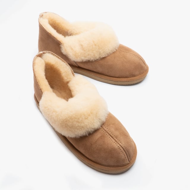 Shepherd Shepherd KARIN Womens Sheepskin Slipper Boots Chestnut

 Upper Material: Sheepskin

Lining Material: Sheepskin

Sole Material: EVA

Closure/Fastening: Pull-On

Features: Warm Lining

Toe Shape: Round

Shoe Width: Regular

Item Weight: 0.8 KG

Heel Height: Flat (Under 2.5cm)

Shoe Shaft Height: Ankle

Slipper Style: Slipper Boot

Gift Boxed: No
Product Code: 464056