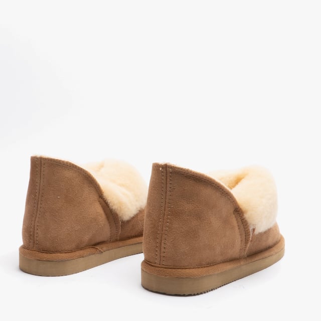 Shepherd Shepherd KARIN Womens Sheepskin Slipper Boots Chestnut

 Upper Material: Sheepskin

Lining Material: Sheepskin

Sole Material: EVA

Closure/Fastening: Pull-On

Features: Warm Lining

Toe Shape: Round

Shoe Width: Regular

Item Weight: 0.8 KG

Heel Height: Flat (Under 2.5cm)

Shoe Shaft Height: Ankle

Slipper Style: Slipper Boot

Gift Boxed: No
Product Code: 464056
