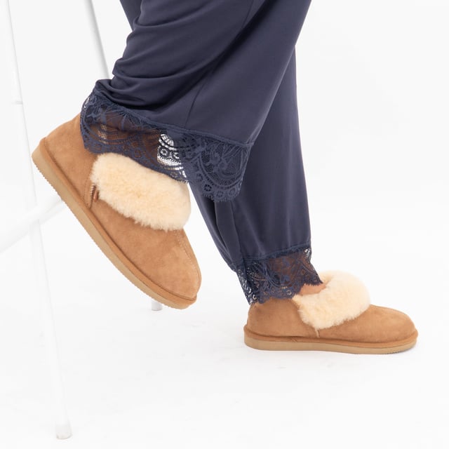 Shepherd Shepherd KARIN Womens Sheepskin Slipper Boots Chestnut

 Upper Material: Sheepskin

Lining Material: Sheepskin

Sole Material: EVA

Closure/Fastening: Pull-On

Features: Warm Lining

Toe Shape: Round

Shoe Width: Regular

Item Weight: 0.8 KG

Heel Height: Flat (Under 2.5cm)

Shoe Shaft Height: Ankle

Slipper Style: Slipper Boot

Gift Boxed: No
Product Code: 464056