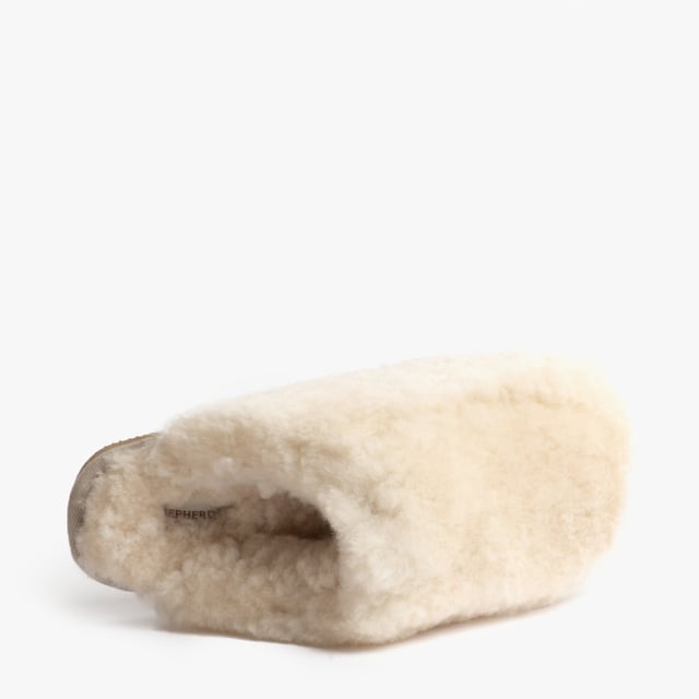 Shepherd Shepherd JENNY Womens Sheepskin Mules Creme

 Upper Material: Sheepskin

Lining Material: Sheepskin

Sole Material: EVA

Closure/Fastening: Slip-On

Features: Warm Lining

Toe Shape: Round

Shoe Width: Regular

Item Weight: 0.8 KG

Heel Height: Flat (Under 2.5cm)

Slipper Style: Mule

Gift Boxed: No
Product Code: 1909005