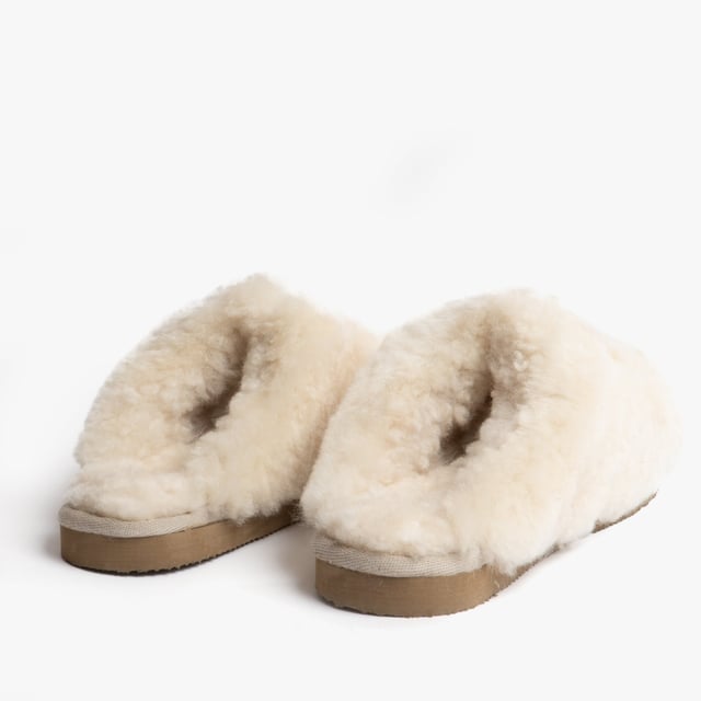 Shepherd Shepherd JENNY Womens Sheepskin Mules Creme

 Upper Material: Sheepskin

Lining Material: Sheepskin

Sole Material: EVA

Closure/Fastening: Slip-On

Features: Warm Lining

Toe Shape: Round

Shoe Width: Regular

Item Weight: 0.8 KG

Heel Height: Flat (Under 2.5cm)

Slipper Style: Mule

Gift Boxed: No
Product Code: 1909005