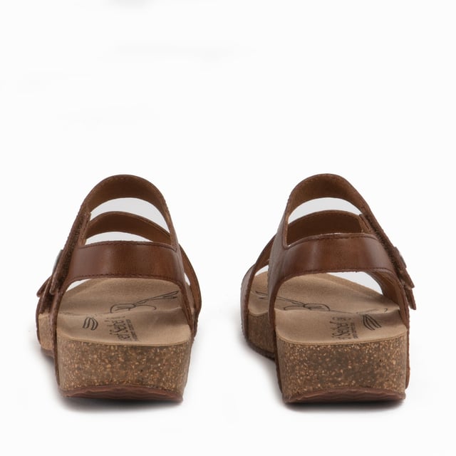 "This Josef Seibel Tonga 25 ladies leather sandals are a practical yet comfortable pair of ladies three strap sandals designed from supple leather with a three straps over the foot, this pair boast a stylish leather finish, are lightweight, flexible and highly durable sole for comfort and ease of movement.

,Upper: Leather
,Lining: Leather
,Footbed: Leather
,Sole: Cork/PU
,TR Tread
,Velcro Fastening and adjustable strap.
,Lightweight &amp; Flexible
"