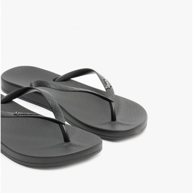 Diese vielseitigen und trendigen Flip Flops von Ipanema Brazil erfüllen alle Anforderungen. Vegan, mit Flexpand hergestellt, sind sie super bequem und 100% recycelbar. Ihr stilvolles Design in Schwarz mit geprägten Zehenriemen und charakteristischem Logo eignet sich hervorragend für Strandtage oder entspannte Shoppingtrips.