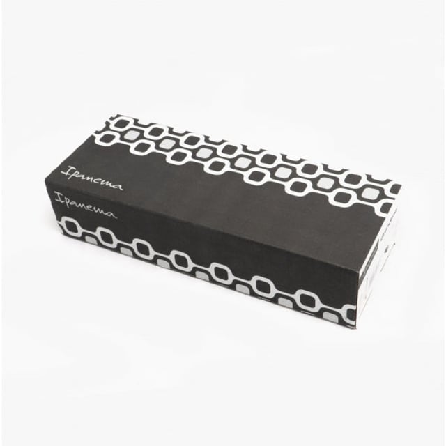 Diese vielseitigen und trendigen Flip Flops von Ipanema Brazil erfüllen alle Anforderungen. Vegan, mit Flexpand hergestellt, sind sie super bequem und 100% recycelbar. Ihr stilvolles Design in Schwarz mit geprägten Zehenriemen und charakteristischem Logo eignet sich hervorragend für Strandtage oder entspannte Shoppingtrips.