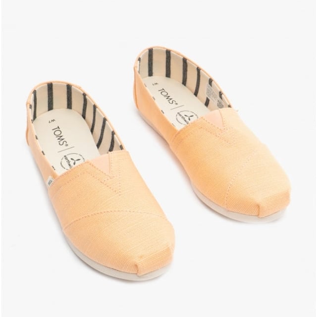 TOMS ALPARGATA Ladies Canvas Espadrille Shoes Light Orange

 Upper Material: Fabric

Lining Material: Textile

Sole Material: Rubber/Synthetic

Closure/Fastening: Slip-On

Features: Comfort

Toe Shape: Round

Shoe Width: Regular

Item Weight: 0.5 KG

Heel Height: Flat (Under 2.5cm)

Sandal Style: Sandals

Gift Boxed: No
Product Code: 10016517