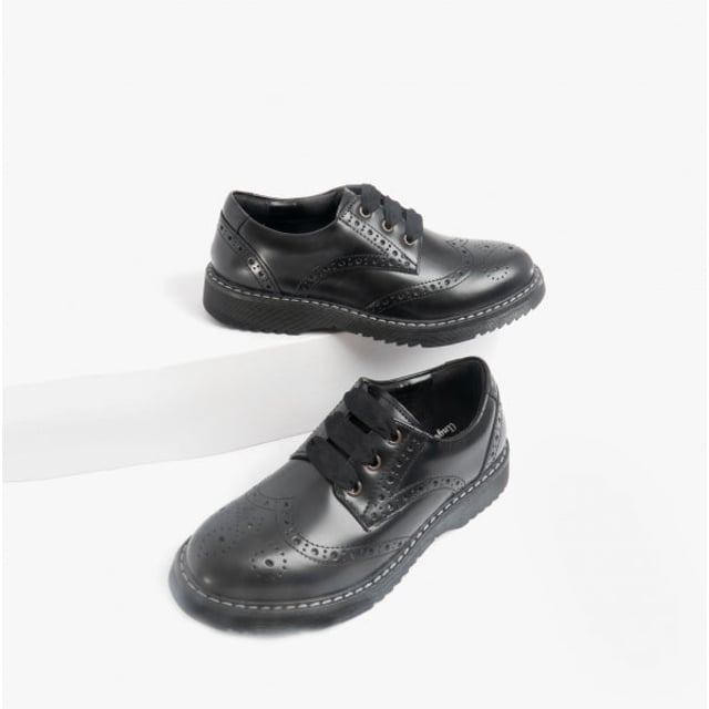 Start-Rite IMPULSIVE Girls Leather Lace Up School Shoes Hi Shine Black

 Upper Material: Leather

Lining Material: Textile

Sole Material: Synthetic

Closure/Fastening: Lace-Up

Features: Comfort,Breathable,Adjustable

Toe Shape: Round

Shoe Width: Regular

Item Weight: 0.66 KG

Heel Height: Flat (Under 2.5cm)

Shoe Shaft Height: Low Top

Shoe Style: School

Gift Boxed: No
Product Code: 3505_7