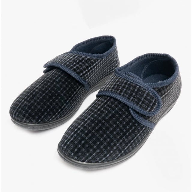 Jo &amp; Joe Jo &amp; Joe DAVID Mens Touch Fasten Slippers Navy

 Upper Material: Synthetic

Lining Material: Fabric

Sole Material: Synthetic

Closure/Fastening: Touch Fasten

Features: Comfort

Toe Shape: Round

Shoe Width: Regular

Item Weight: 0.64 KG

Heel Height: Flat (Under 2.5cm)

Shoe Shaft Height: Low Top

Slipper Style: Full Slipper

Gift Boxed: No
Product Code: DAVID/NVY