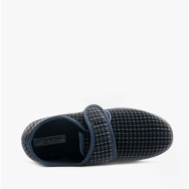 Jo &amp; Joe Jo &amp; Joe DAVID Mens Touch Fasten Slippers Navy

 Upper Material: Synthetic

Lining Material: Fabric

Sole Material: Synthetic

Closure/Fastening: Touch Fasten

Features: Comfort

Toe Shape: Round

Shoe Width: Regular

Item Weight: 0.64 KG

Heel Height: Flat (Under 2.5cm)

Shoe Shaft Height: Low Top

Slipper Style: Full Slipper

Gift Boxed: No
Product Code: DAVID/NVY