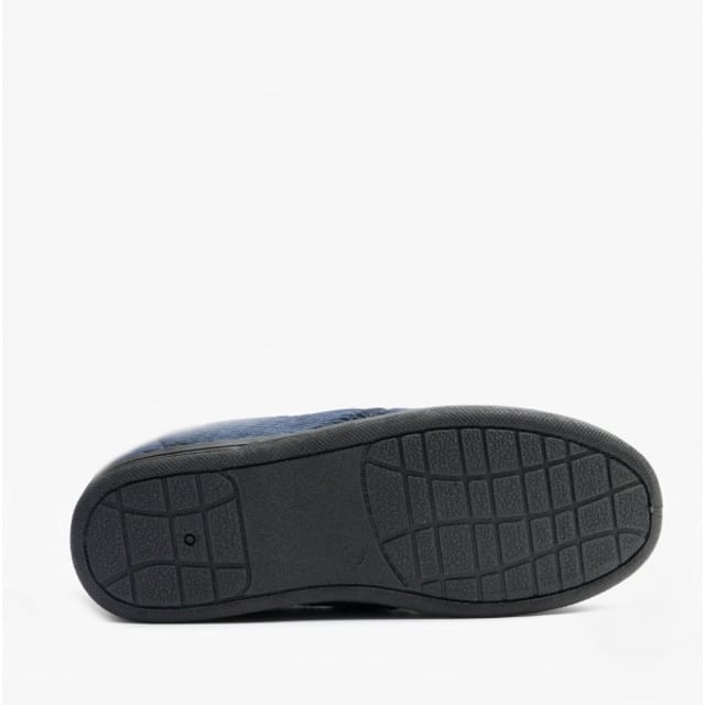 Jo &amp; Joe Jo &amp; Joe WILLIAM Mens Full Slippers Navy

 Upper Material: Fabric

Lining Material: Cotton

Sole Material: Synthetic

Closure/Fastening: Slip-On

Features: Lightweight

Toe Shape: Round

Shoe Width: Regular

Item Weight: 0.6 KG

Heel Height: Flat (Under 2.5cm)

Shoe Shaft Height: Low Top

Slipper Style: Full Slipper

Gift Boxed: No
Product Code: WILLIAM/NVY
