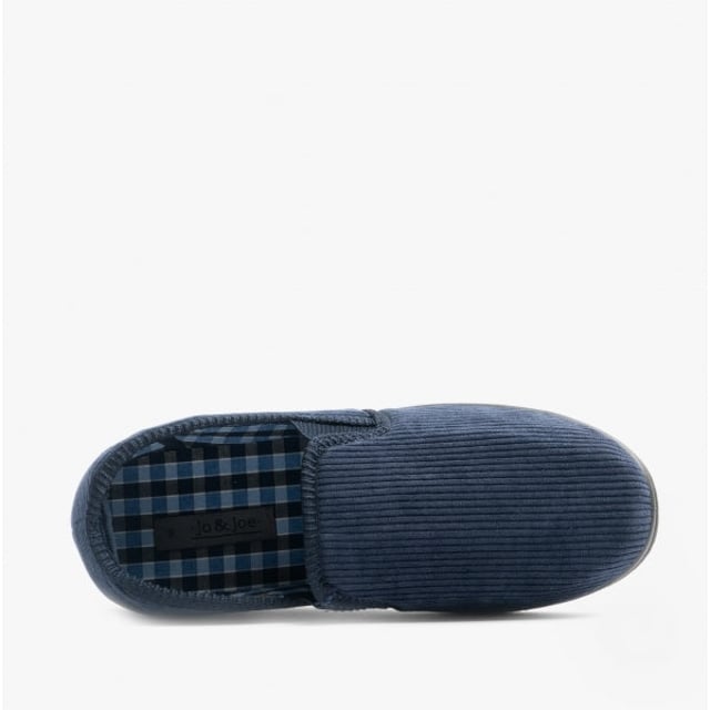 Jo &amp; Joe Jo &amp; Joe WILLIAM Mens Full Slippers Navy

 Upper Material: Fabric

Lining Material: Cotton

Sole Material: Synthetic

Closure/Fastening: Slip-On

Features: Lightweight

Toe Shape: Round

Shoe Width: Regular

Item Weight: 0.6 KG

Heel Height: Flat (Under 2.5cm)

Shoe Shaft Height: Low Top

Slipper Style: Full Slipper

Gift Boxed: No
Product Code: WILLIAM/NVY