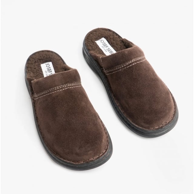 Nuestras zapatillas fabricadas con fina piel de becerro. Para los días fríos, las zapatillas por su cálido forro de felpa. El método de fabricación típico de nuestros zapatos es el cosido preciso a mano. Gracias al ancho de zapato G estas zapatillas ofrecen gran amplitud para los pies normales. El modelo Max 67 es el compañero perfecto para sus momentos de ocio.