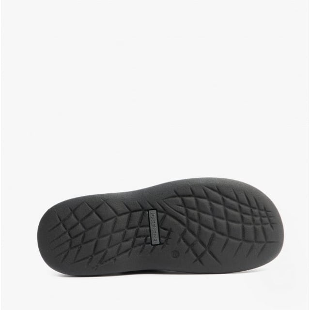 Nuestras zapatillas fabricadas con fina piel de becerro. Para los días fríos, las zapatillas por su cálido forro de felpa. El método de fabricación típico de nuestros zapatos es el cosido preciso a mano. Gracias al ancho de zapato G estas zapatillas ofrecen gran amplitud para los pies normales. El modelo Max 67 es el compañero perfecto para sus momentos de ocio.